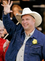 Garth Brooks, waving.